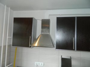 Установка вытяжки на кухне в Отрадном