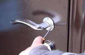 Замена дверной ручки металлической двери в Отрадном