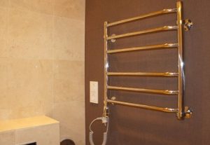 Установка электрического полотенцесушителя в ванной в Отрадном